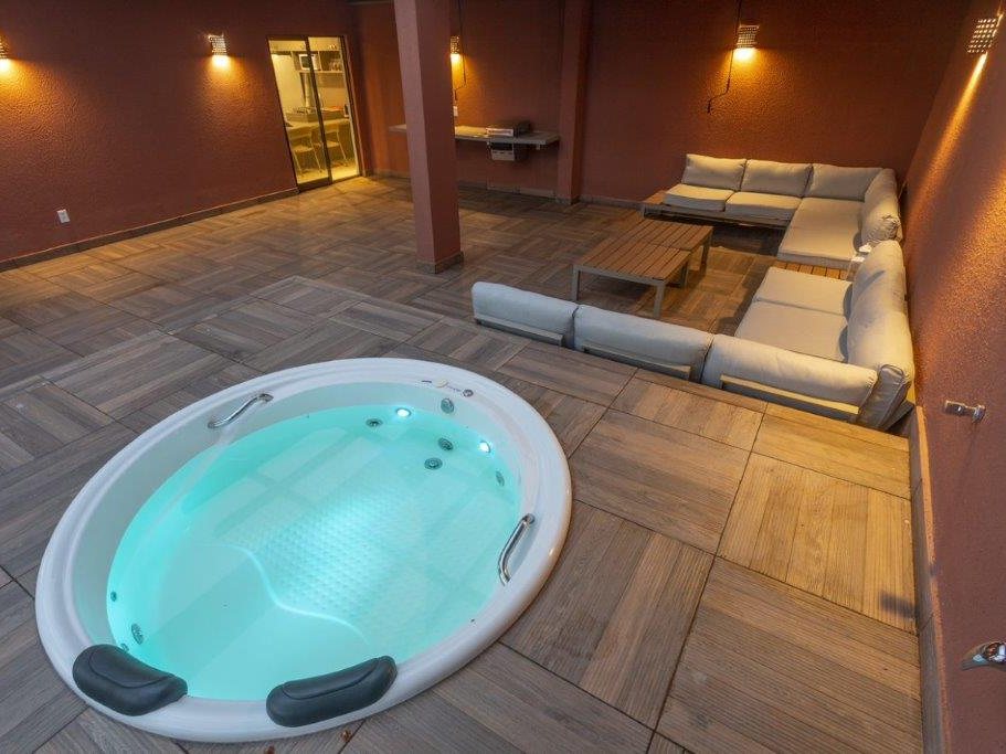 Villas BobZ Exclusive — jacuzzi iluminada no terraço ao entardecer
