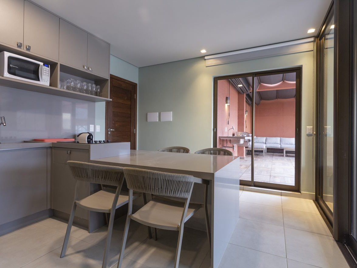 Villas BobZ Exclusive — cozinha gourmet com sala de jantar