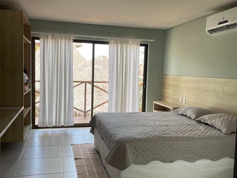 Villas BobZ Prime — quarto com porta de vidro e vista para a piscina