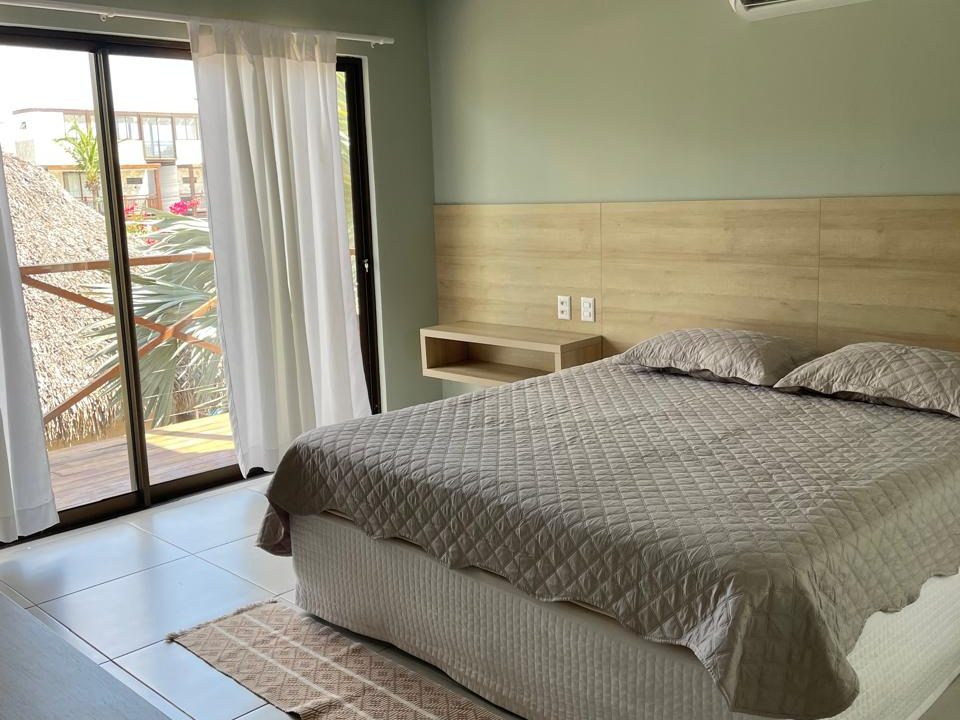 Villas BobZ Prime — quarto amplo com ar-condicionado e varanda