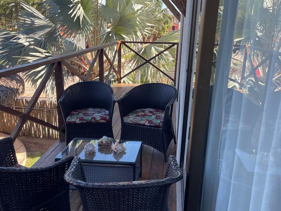 Villas BobZ Prime — varanda com vista para o jardim