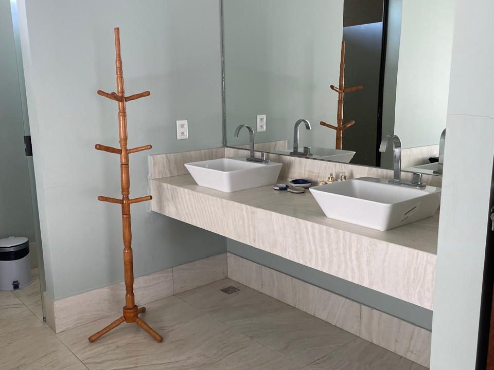 Villas BobZ Prime — banheiro com bancada dupla