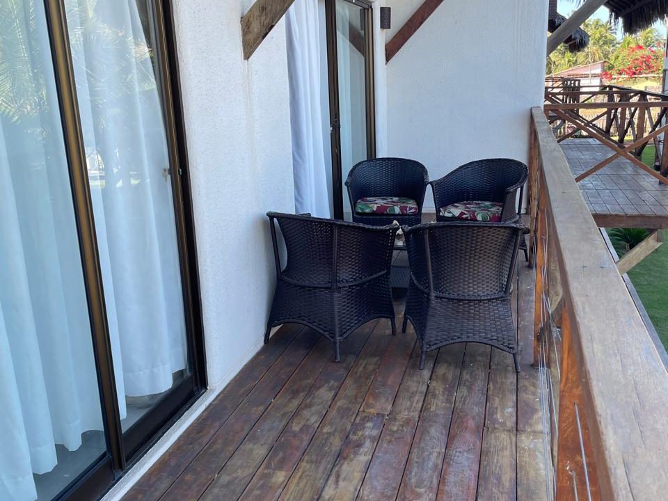 Villas BobZ Prime — deck com mesa e vista para o jardim
