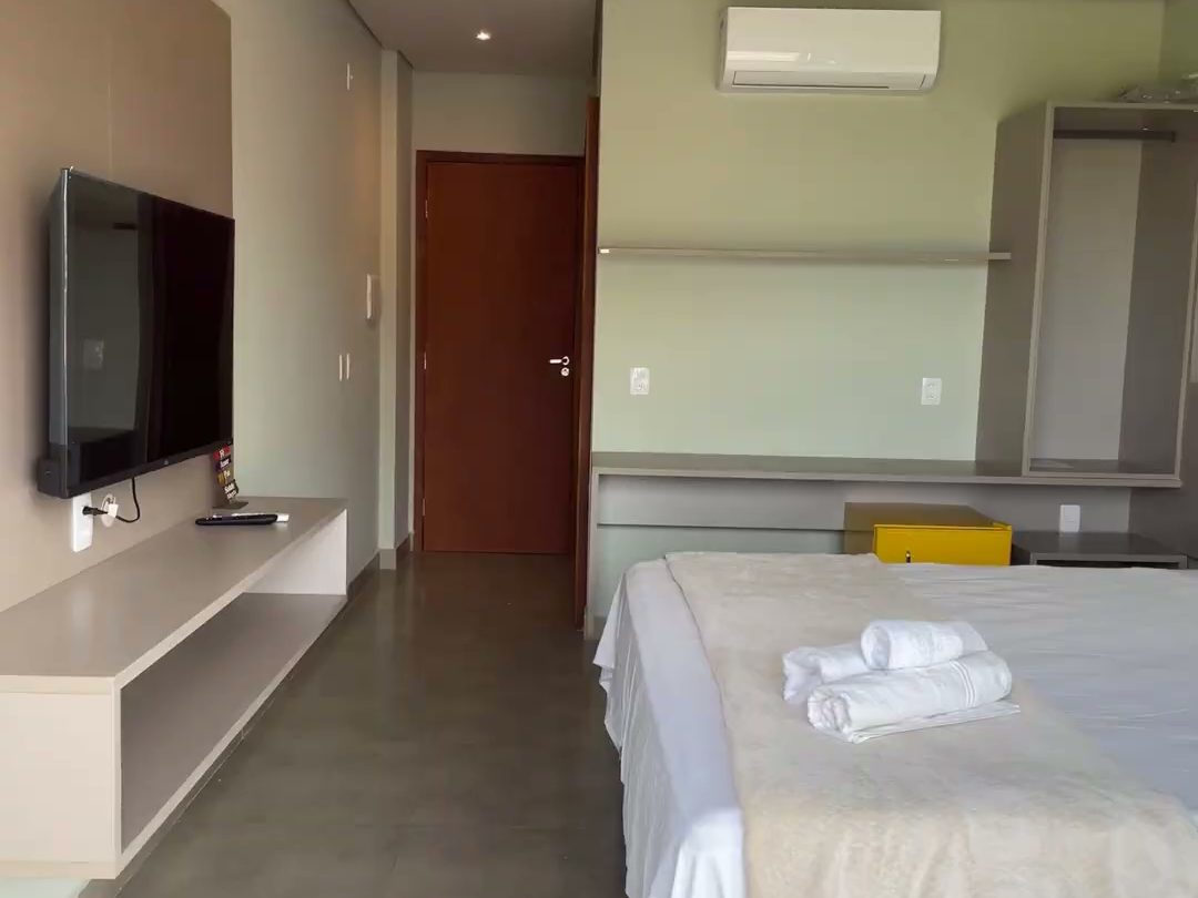 Villas BobZ Studio — quarto amplo com cama de casal e Smart TV