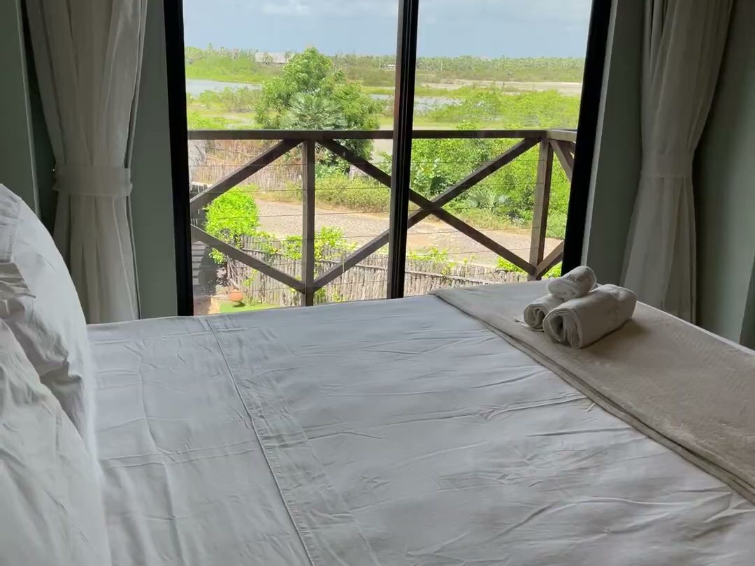 Villas BobZ Studio — cama de casal com janela e vista aberta