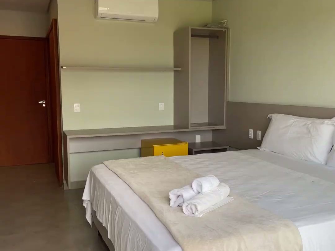 Villas BobZ Studio — quarto com guarda-roupa e ar-condicionado