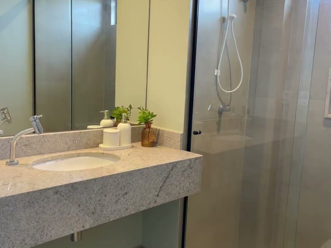 Villas BobZ Studio — banheiro com bancada e box