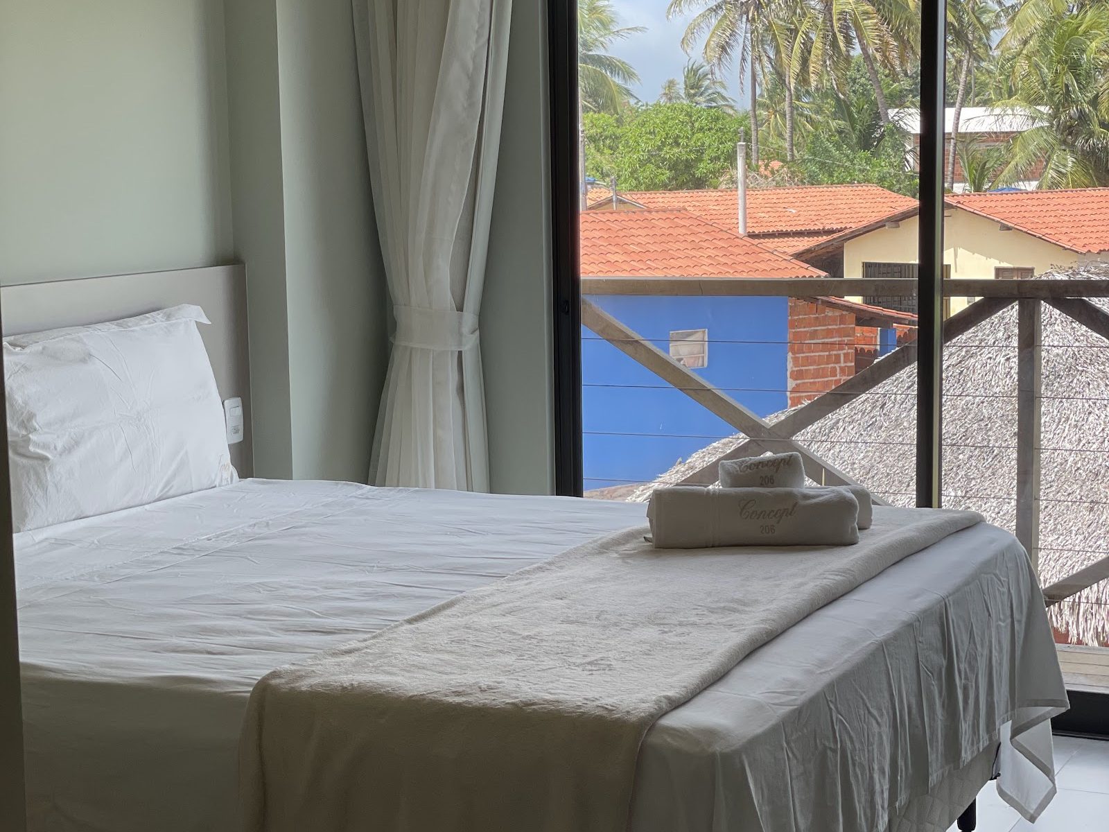 Villas BobZ Studio — cama de casal com janela e vista para o entorno